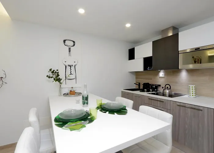 Luxury Apartment *