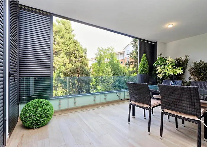 Luxury Apartment *